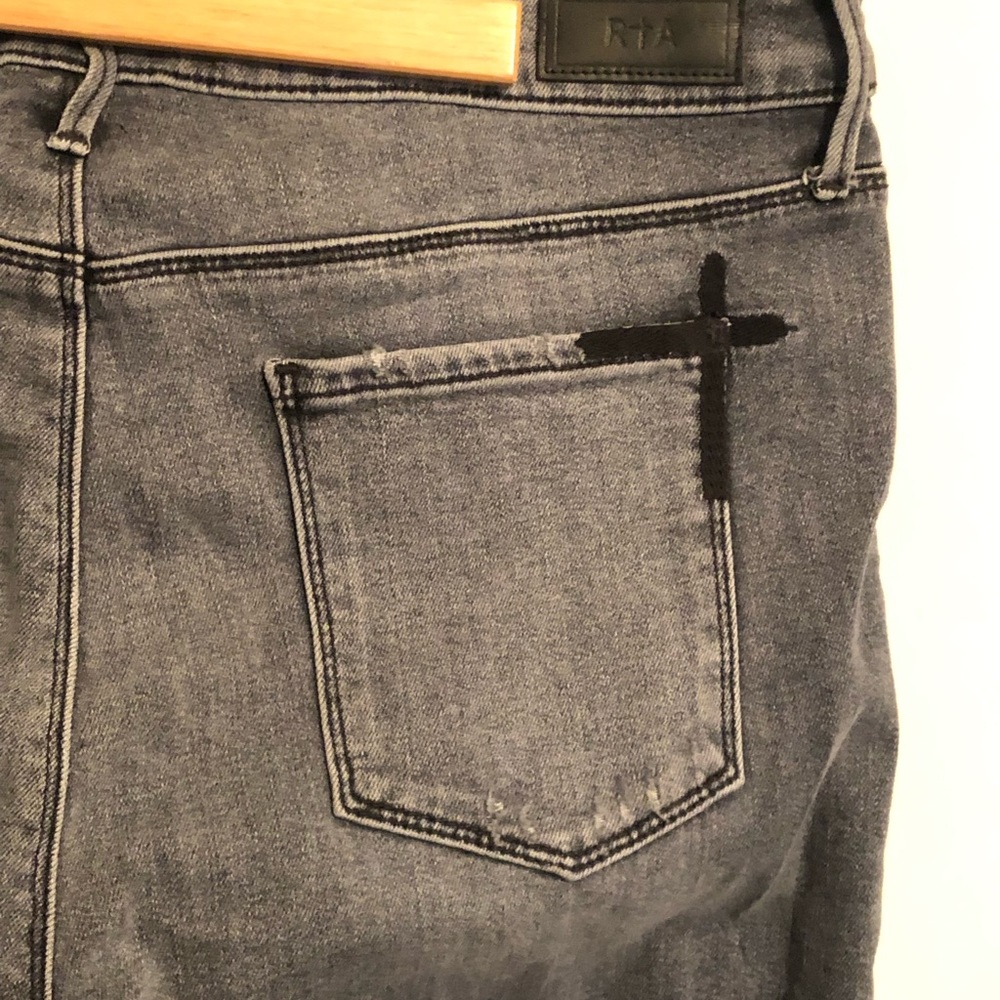 R+A Gray distressed cropped denim jeans.